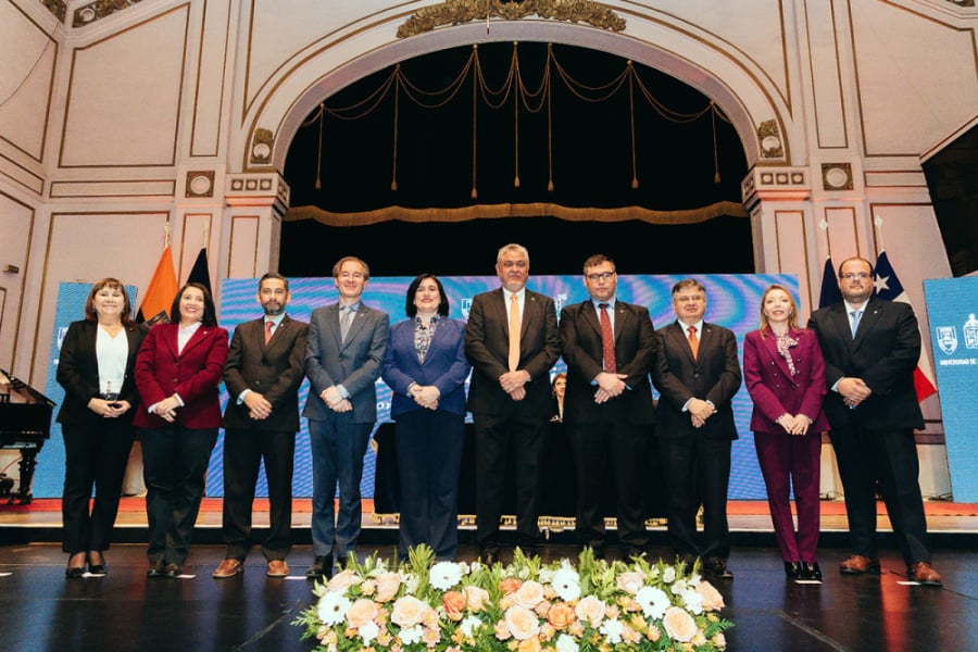 En la imagen aparece el Rector Usach, Dr. Pedro Palominos Belmar, junto a su equipo de vicerrectores del nuevo gobierno universitario. Están de pie en el escenario del Teatro Aula Magna de nuestra universidad.
