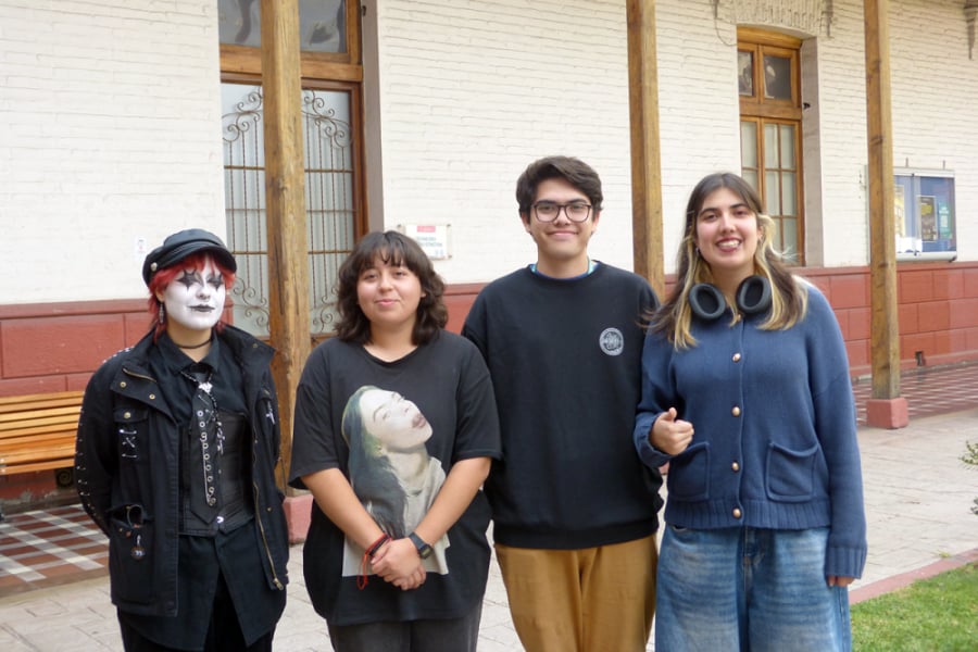 En la fotografía aparecen 4 estudiantes que llean adelante el proyecto. Son tres mujeres y un hombre. De fondo, la arquitectura de la Escuela de Artes y Oficios.