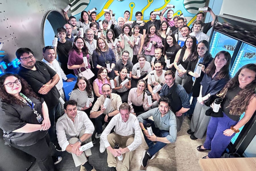 En la fotografía aparecen cerca de 50 personas que participaron en el concurso de startups del agro, entre ellos los estudiantes Usach del proyecto VitiNova quedó en 8va posición en “AgroTech Studio