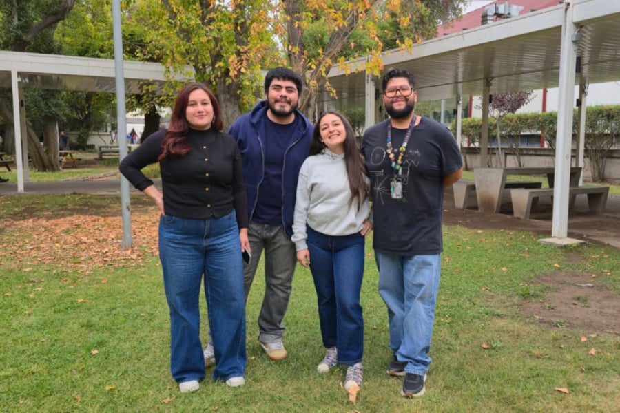 La imagen muestra al grupo estudiantil creador del proyecto. Dos hombres y dos mujeres de pie frente a la cámara en el patio de ciencias