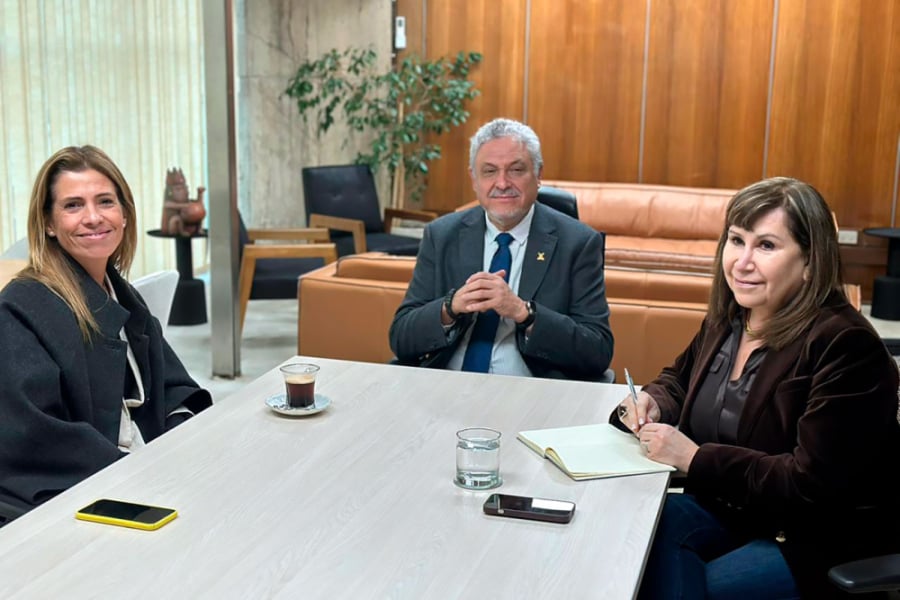 En la fotografía aparece el el rector Pedro Palominos y la directora ejecutiva de Rectoría, Marcela Rosinelli, sostuvieron un encuentro con María José Ramírez Tomic, representante de 3xi