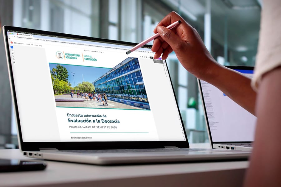 La imagen muestra la pantalla de un notebook donde se aprecia la página web de la VRA