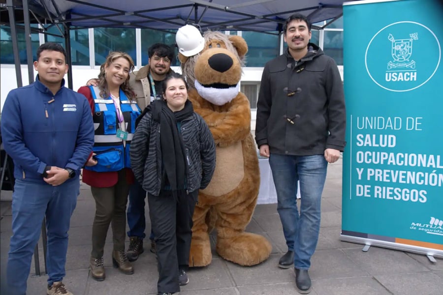 En la fotografía aparecen funcionarios y académicos que participaron de la pasado primera “Feria Institucional de Seguridad y Salud Ocupacional”, que tuvo por objetivo promover y asentar la cultura preventiva Usach.