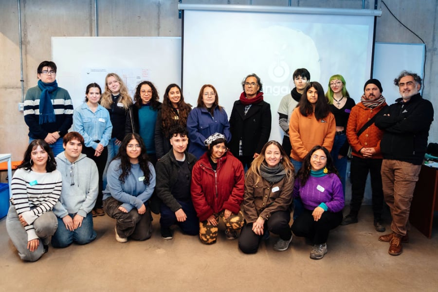 En la imagen aparecen las personas que participaron de la actividad. Son alrededor de 20 personas que aparecen unas de pies y otras hincadas, como una formación de fútbol, en la sala en la que sucedió el evento.
