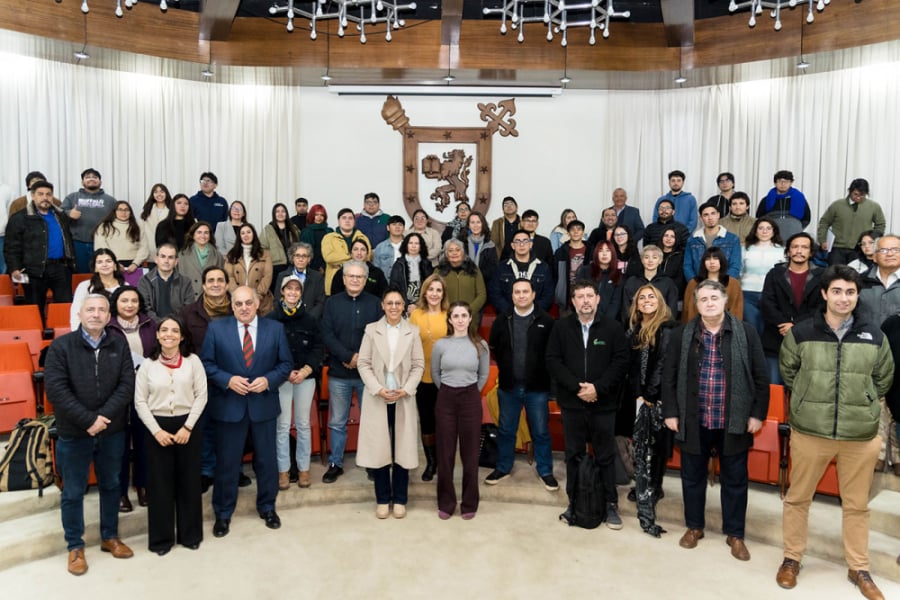 La imagen muestra a los asistentes al seminario en el Salón de Honor de la Usach