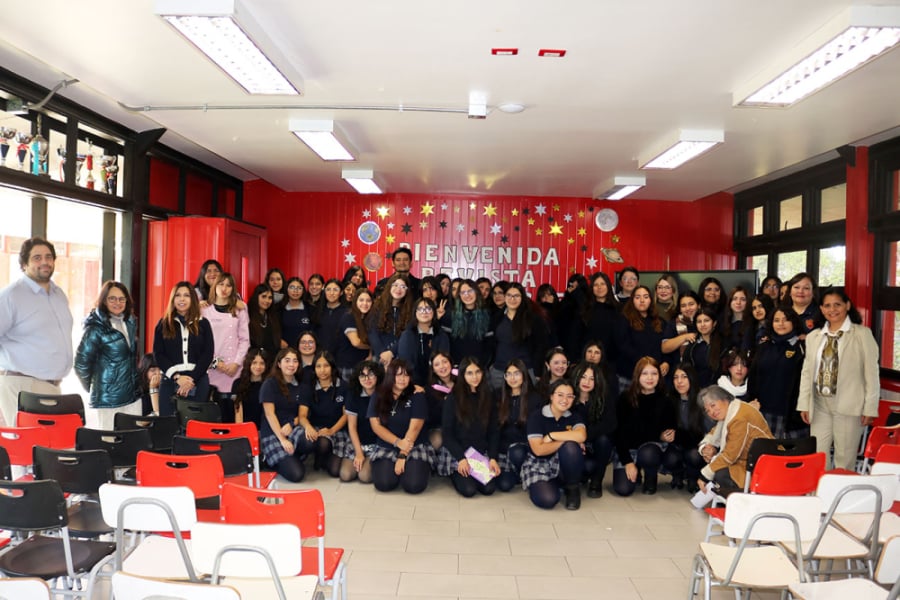 La foto muestra a los estudiantes del liceo de Rancagua junto a las y los académicos de la universidad posando en grupo en su sala de clases