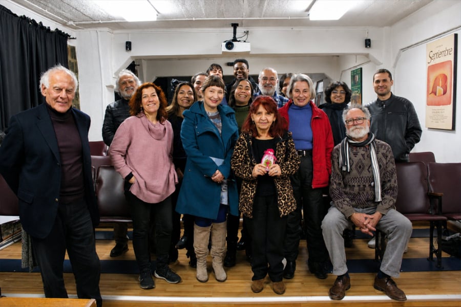En la imagen aparecen funcionarios y profesores del Departamento de las Culturas y las Artes Usach