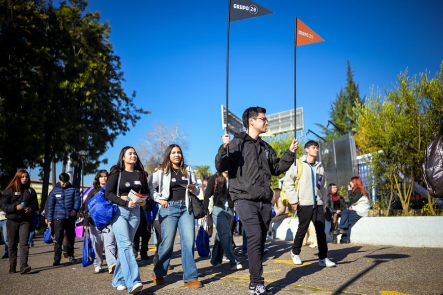 Estudiantes  Usach ingresando por entrada principal de la Universidad