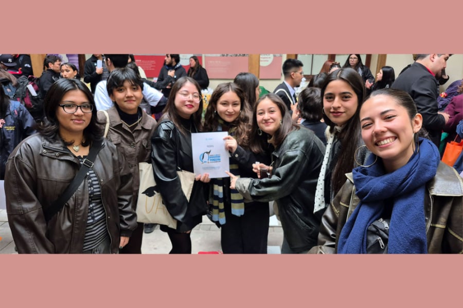 en la fotografía aparece 7 estudiantes mostrando un afiche de las jornadas pinguinas
