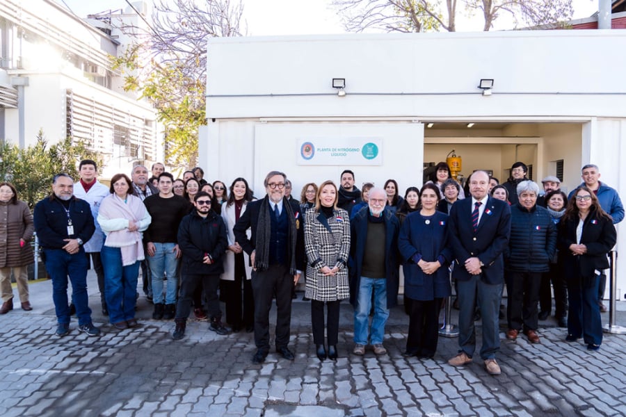En la imagen aparece la VRICC, Dra. Andrea Mahn, el Premio Nacional de Ciencias Naturales, Dr. José Zagal, el decano de la Facultad de Química y Biología, Dr. Bernardo Morales e integrantes de la comunidad de esta importante Unidad Académica. De fondo, la Planta de Nitrógeno Líquido.