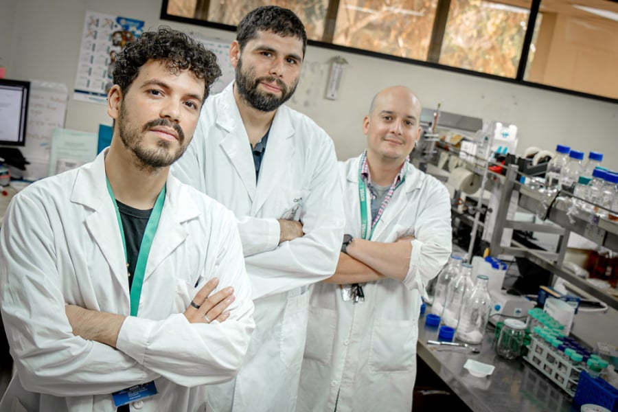 En la fotografía aparecen los investigadores del proyecto en delantal blanco y en su laboratorio.