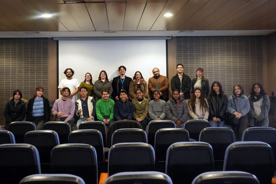 La imagen muestra a los estudiantes que participaron del encuentro en el auditorio