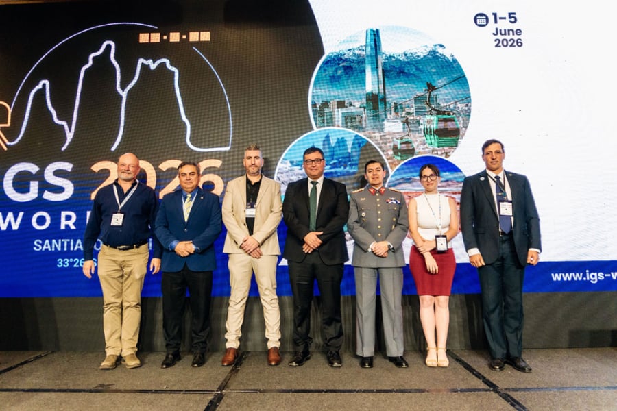 La imagen muestra a los representantes de distintas instituciones en el escenario del evento