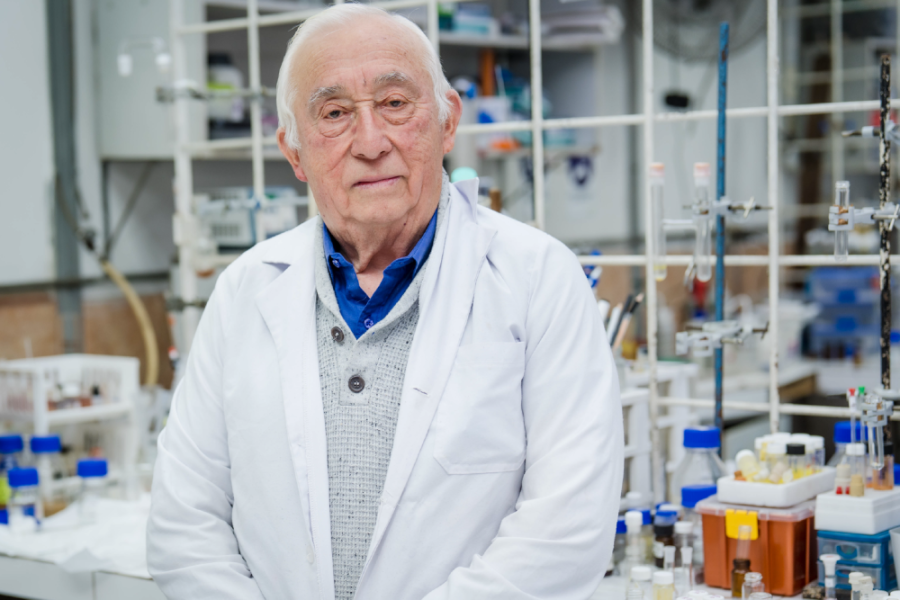 La imagen muestra al Dr. Sergio Moya de pie en su laboratorio