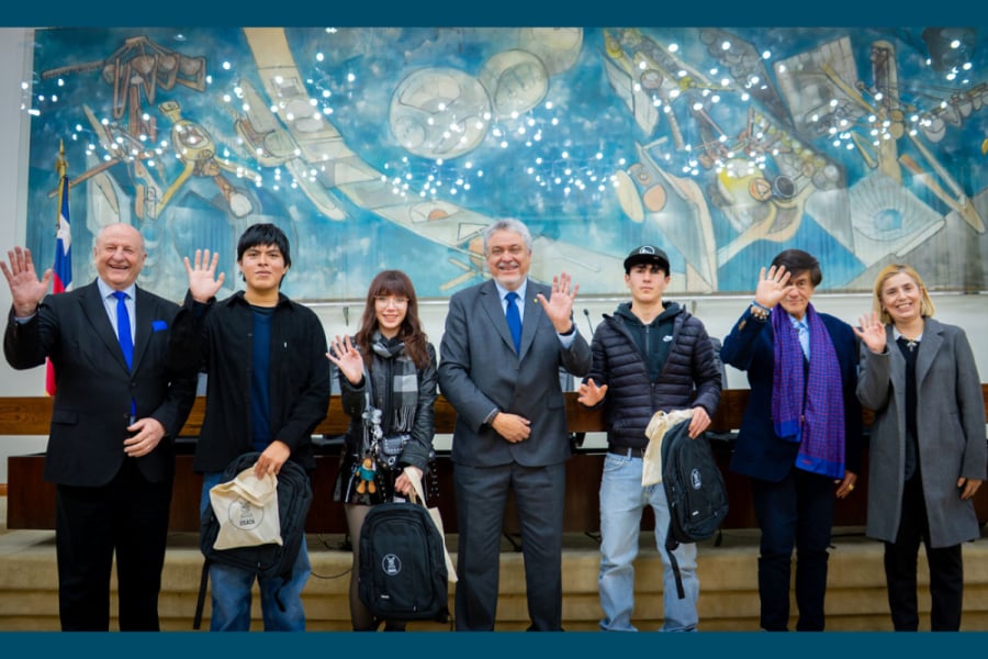 En la imagen aparece el Rector Usach, Dr. Pedro Palominos Belmar, junto a estudiantes destacados y académicos de la universidad. De Fondo, el cuadro de Roberto Matta, que engalana las murallas del Salón de Honor de la corporación.