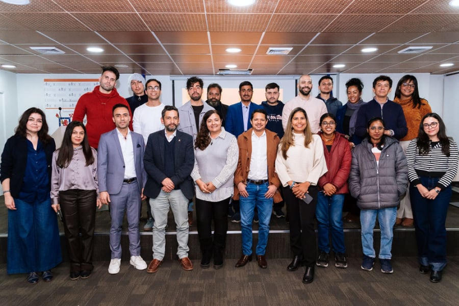 En la fotografía aparece el vicerrector de postgrado junto a profesionales del área y estudiantes extranjeros de nuestra universidad
