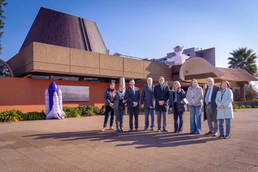 La imagen muestra a la delegación a las afueras del planetario Usach