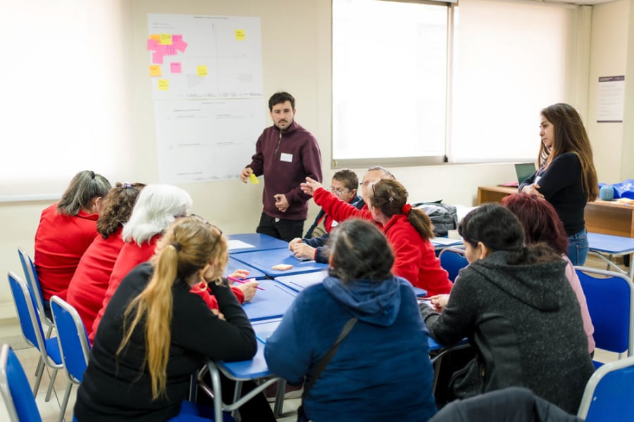 En la imagen aparece un grupo de trabajadores de la universidad, realizando las actividades necesarias para obtener el Bono Pei