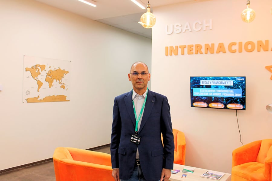 En la fotografía apareceDelfín Darias Delgado, técnico de la Facultad de Física de la Universidad de La Laguna (ULL) de España, en las instalaciones del Centro de Innovación