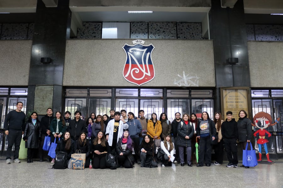 En la fotografía aparecen profesores y estudiantes del Instituto Nacional junto a los académicos Usach que realizaron la actividad. De fondo la insignia de la establecimiento educacional.