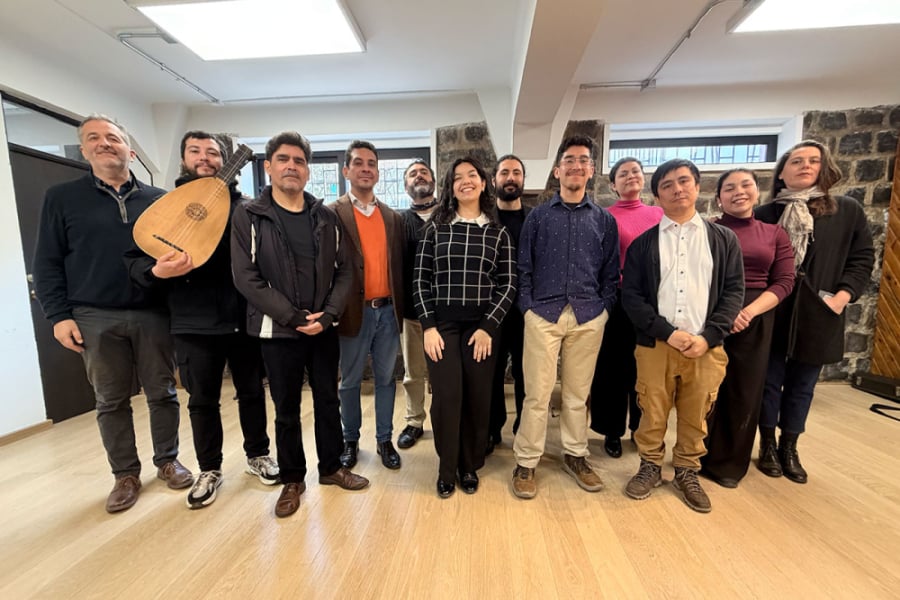 En la imagen aparecen los estudiantes de la Academia de Música Antigua, en la sala dr ensayot de Syntagma Musicum Usach