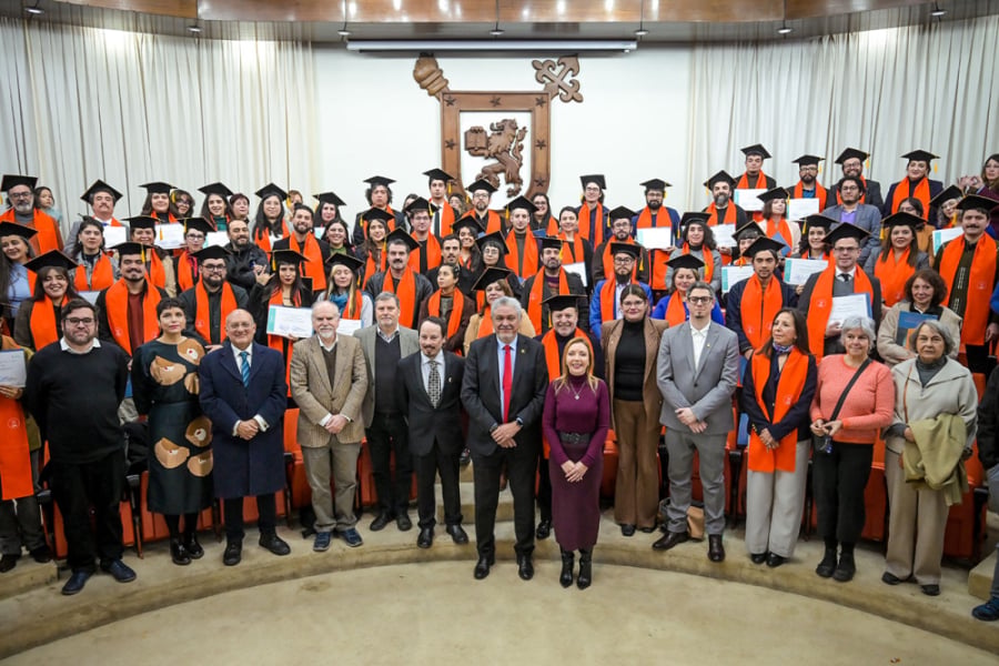 En la fotografía aparecen los estudiantes destacados, el rector Usach, el director de IDEA y autoridades de la Universidad. La fotografía fue toma en el Salón de honor de la corporación.