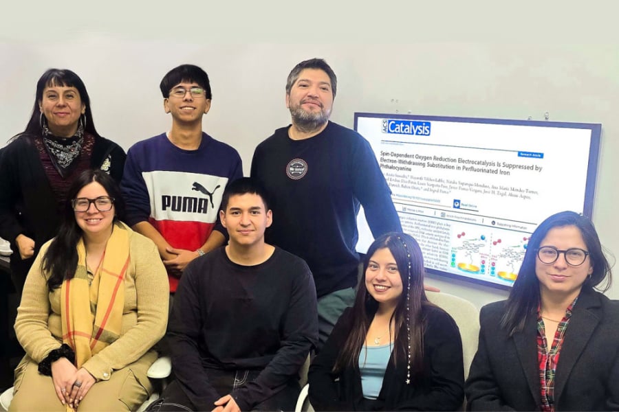La imagen muestra al grupo de investigación con su proyecto presentado en una pantalla detrás