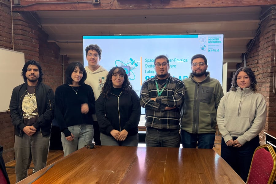 La foto corresponde al equipo de estudiantes y académicos que participaron del proyecto