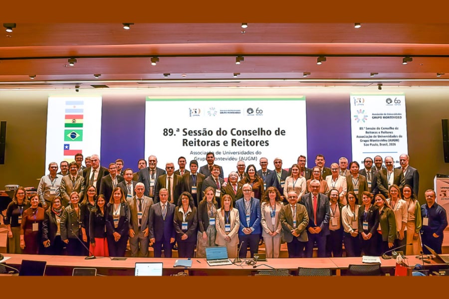 En la imagen aparece el Rector Usach, Dr. Pedro Palominos Belmar junto a destacaods recotres de la región en una importante reunión celebrada en Brasil.