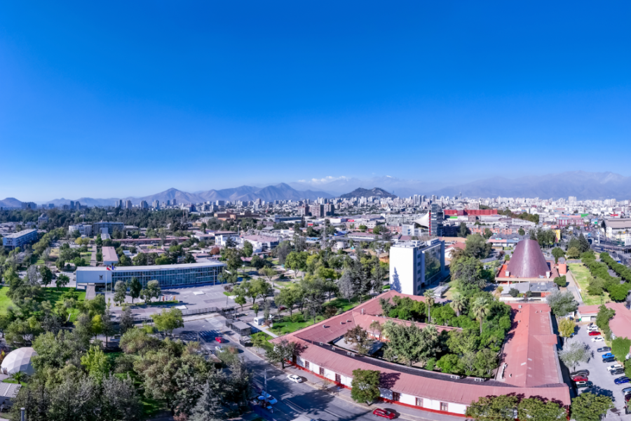 La foto muestra una vista aérea de la Universidad de Santiago