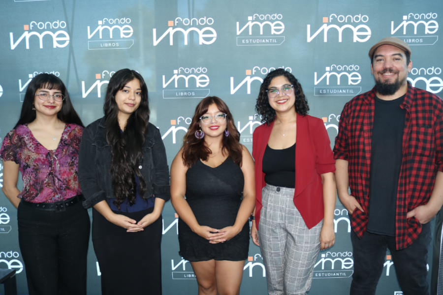 En la imagen aparecen los estudiantes que participan en el proyecto. Son 4 mujeres y un hombre.