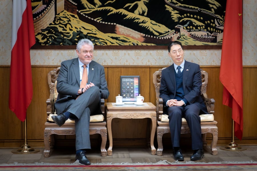 En la imagen aparece el rector Usach, DR. Pedro Palominos, junto al embajador de China Niu Qingbao  