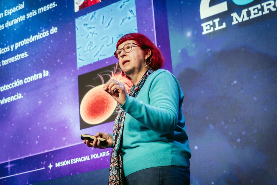 En la imagen aparece la Dra. Jenny Blamey  dando una charla de Protagonistas 2030