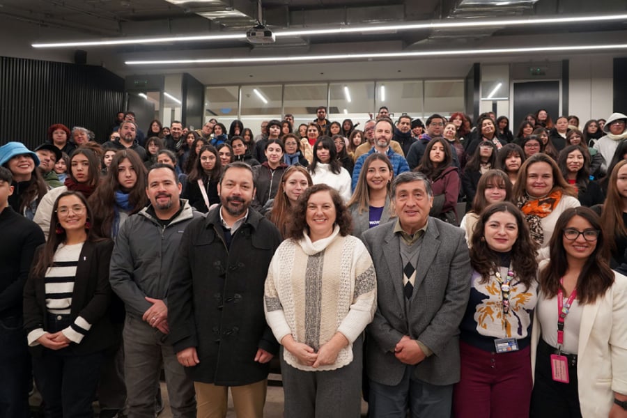 La foto muestra a las y los participantes en el lanzamiento del programa