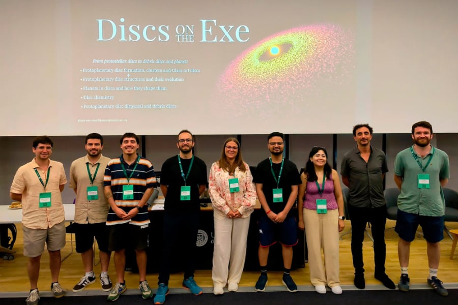 La foto muestra al equipo a cargo de la investigación, de pie frente a su exposición en el escenario donde presentaron el proyecto