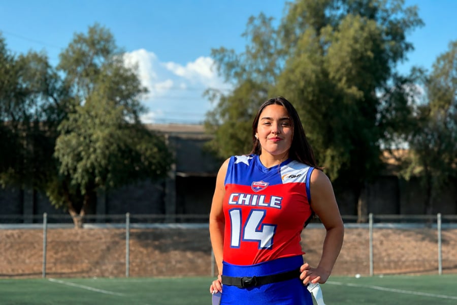 En la imagen aparece la estudiante Amanda Achterberg Herrera, quien integrarala selección femenina chilena que participó en el Campeonato Sudamericano de Flag Football 2026 en Medellín, Colombia.