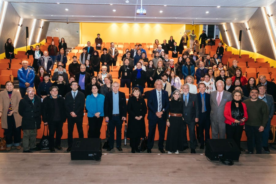 Foto grupal de la actividad en el auditorio de la FAE