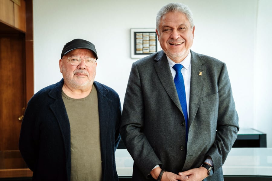 En la fotografía aparece el destacado músico Horacio Salinas, junto al Rector de nuestra universidad.