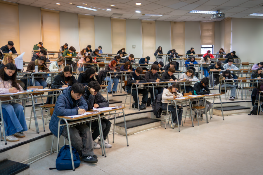En la imagen aparecen estudiantes de la universidad realizando un exámen escrito.