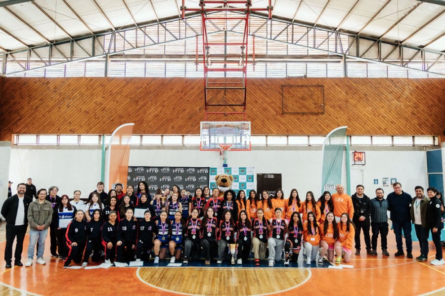En la imagen aparecen basquetbolistas de seis equipos de la Región Metropolitana que fueron parte del evento deportivo 