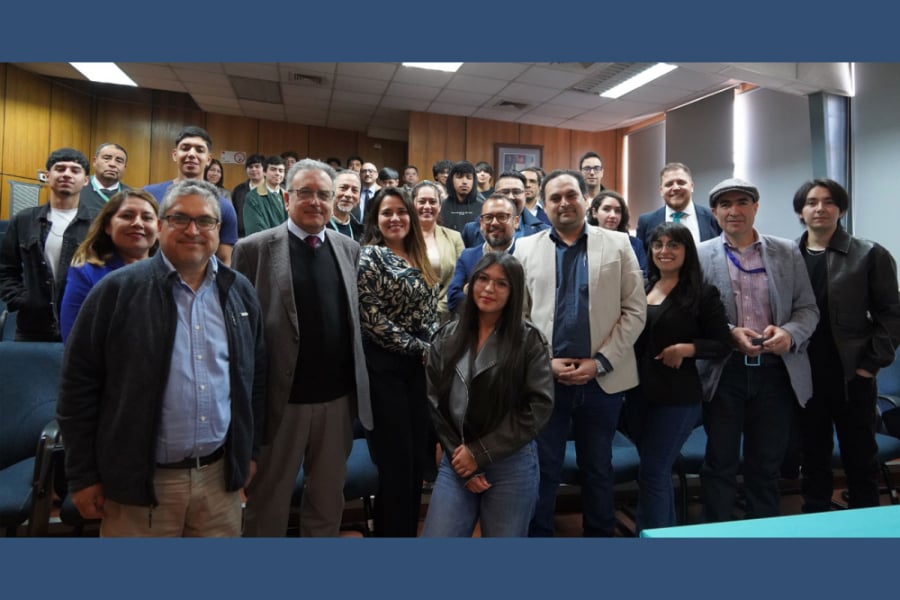 En la imagen aparecen académicos y estudiantes del programa que se encuentra ee aniversario. Son alrededor de 50 personas que posan a la cámara.
