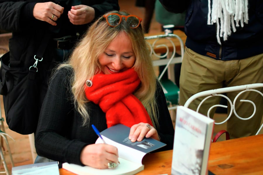 En la fotografía aparece la egresada Usach Luz María Ramírez, firmando el libro recién publicado.