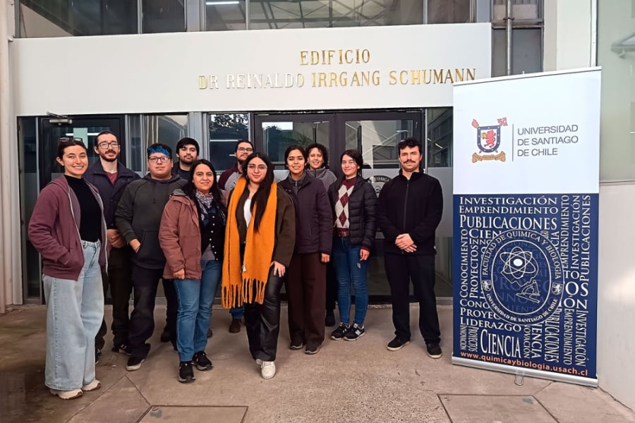 En la imagen aparecen docentes y estudiantes del programa de diplomado en la fachada del Edificio Dr. Reinaldo Irrgang