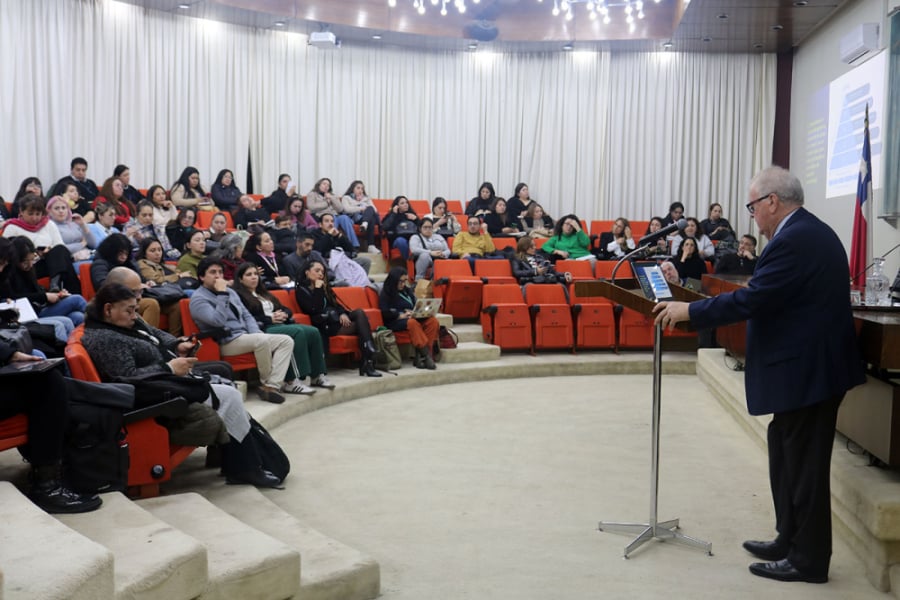 En la imagen aparecen los asistentes al evento en el Salón de Honor Usach