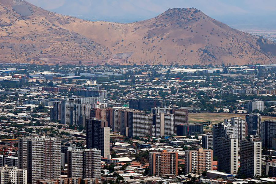 En la imagen aparece una vista panorámica de Santiago