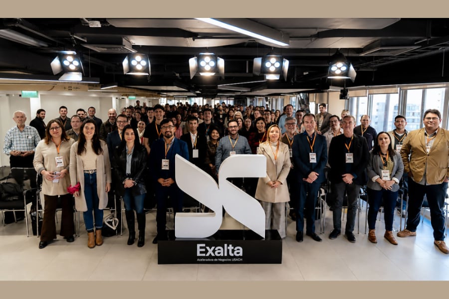 En la imagen aparece la Dra. Andrea Mahn Osses, vicerrectora de Investigación, Innovación y Creación  junto a altas autoridades y asistentes al evento. Son alrededor de 50 personas que posan a la cámara.