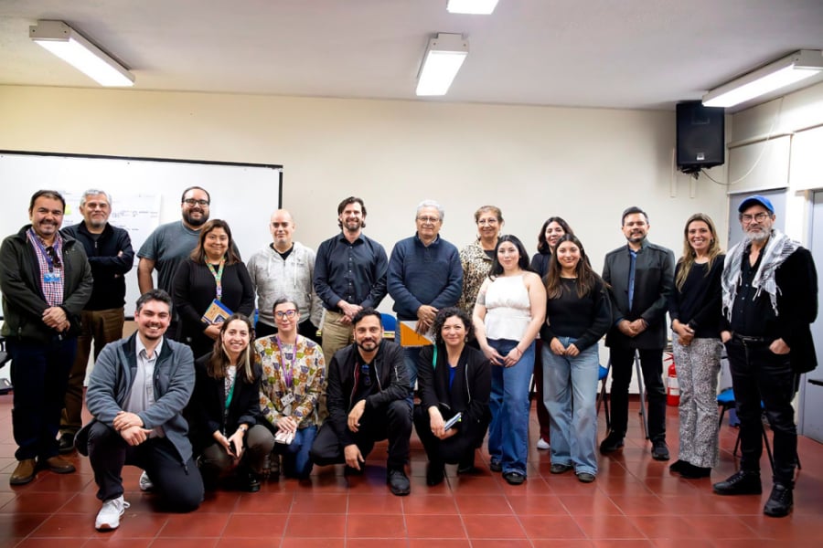 En la imagen aparece el decano de la Facultad Tecnológica junto a parte de su comunidad.