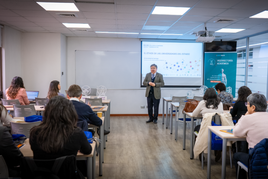 En la imagen aparece el vicerrector académico Usach dando una charla a parte de la comunidad universitaria
