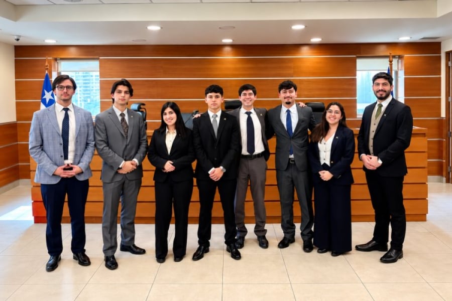 En la imagen aparece el equipo de debate junto a los profesores guías.