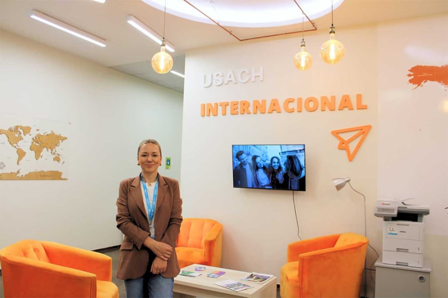 En la fotografía aparece la académica Lorena Delgado Cadena